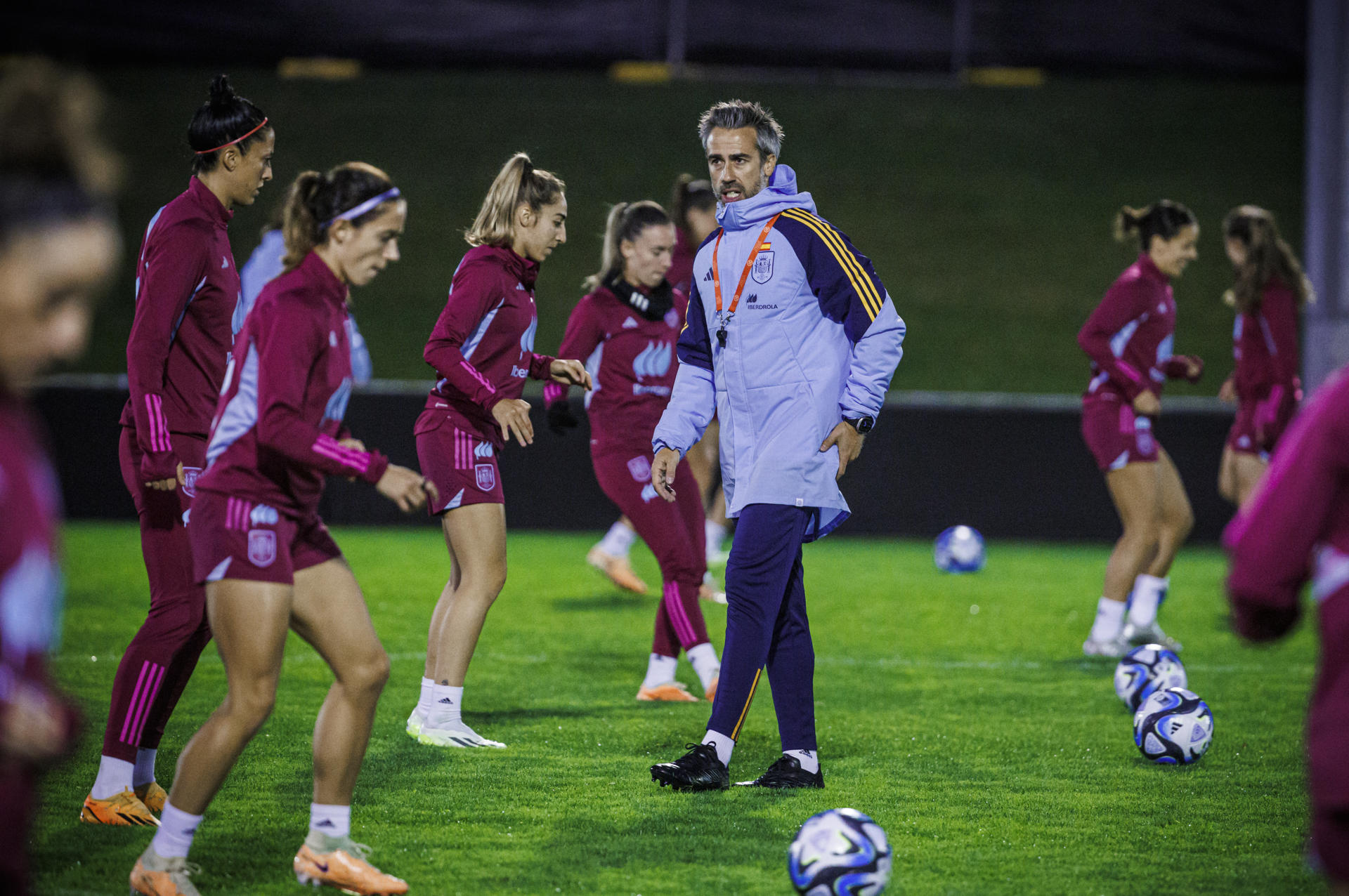 El entrenador de la selección nacional femenina Jorge Vilda, este martes durante el entrenamiento en Auckland, donde ultima su preparación para el Mundial de Australia y Nueva Zelanda, que empieza el 20 de julio.EFE/Pablo García/RFEF
