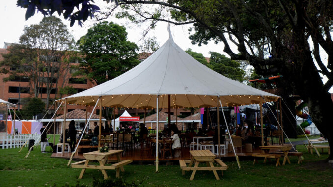 Personas asisten al primer día del Festival Gabo hoy, en Bogotá (Colombia). EFE/ Vannessa Jiménez
