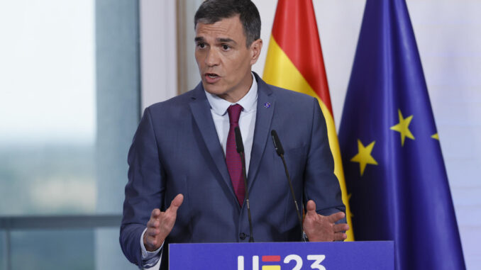 El presidente del Gobierno, Pedro Sánchez, ofrece una rueda de prensa este lunes en Madrid. España preside este semestre el Consejo de Ministros de la Unión Europea. EFE/ Mariscal
