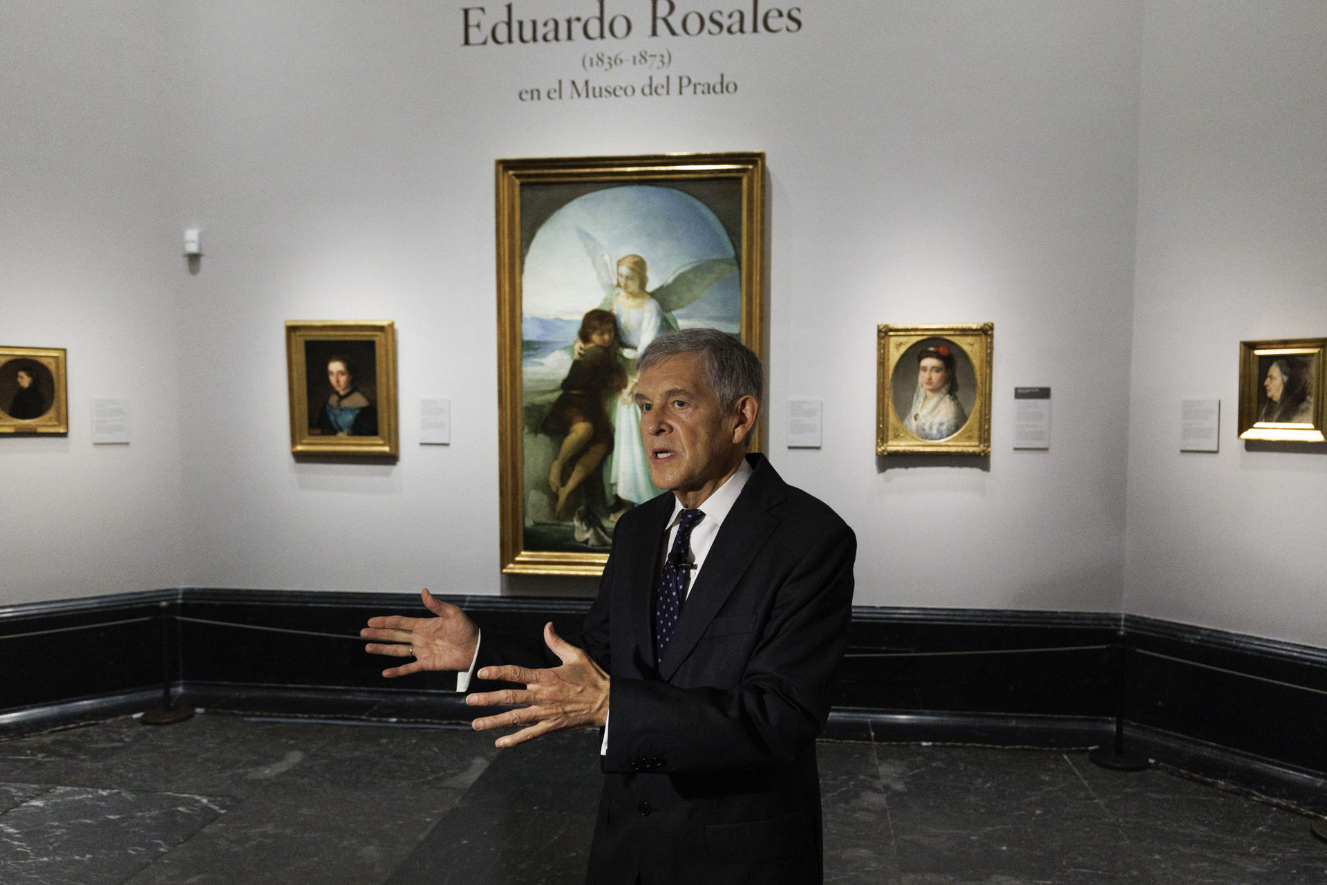 El comisario Javier Barón toma la palabra durante la presentación de la exposición dedicada al pintor Eduardo Rosales, este lunes en el Museo del Prado en Madrid. EFE/Sergio Pérez
