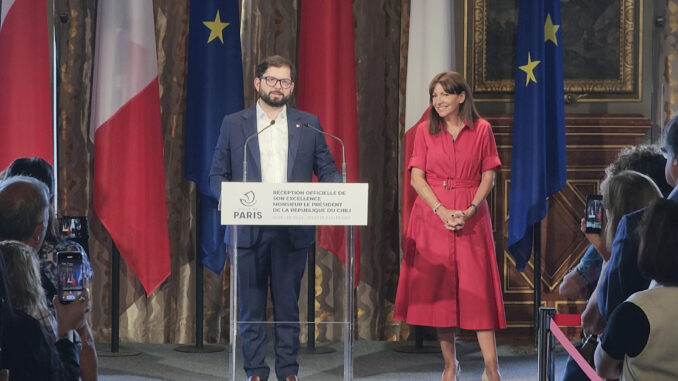 El presidente de Chile, Gabriel Boric, durante la rueda de prensa con la alcaldesa de la capital francesa, Anne Hidalgo, tras la reunión mantenida este jueves en el Ayuntamiento de París. EFE / Edgar Sapiña
