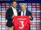 César Azpilicueta (i) junto con el presidente del club, Enrique Cerezo (d), durante su presentación como nuevo jugador del Atlético de Madrid este viernes en el estadio Civitas Metropolitano de Madrid. EFE/Fernando Villar