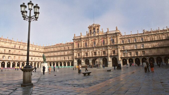 Vista general de la Plaza Mayor de Salamanca, en una imagen de achivo. Efe/ J. Benet
