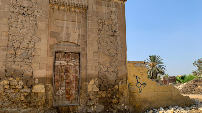 Fachada de la entrada al mausoleo del príncipe Mohamed Fadel Pasha el Dramali, en el sur de la necrópolis de la Ciudad de los Muertos. EFE/Rosa Soto
