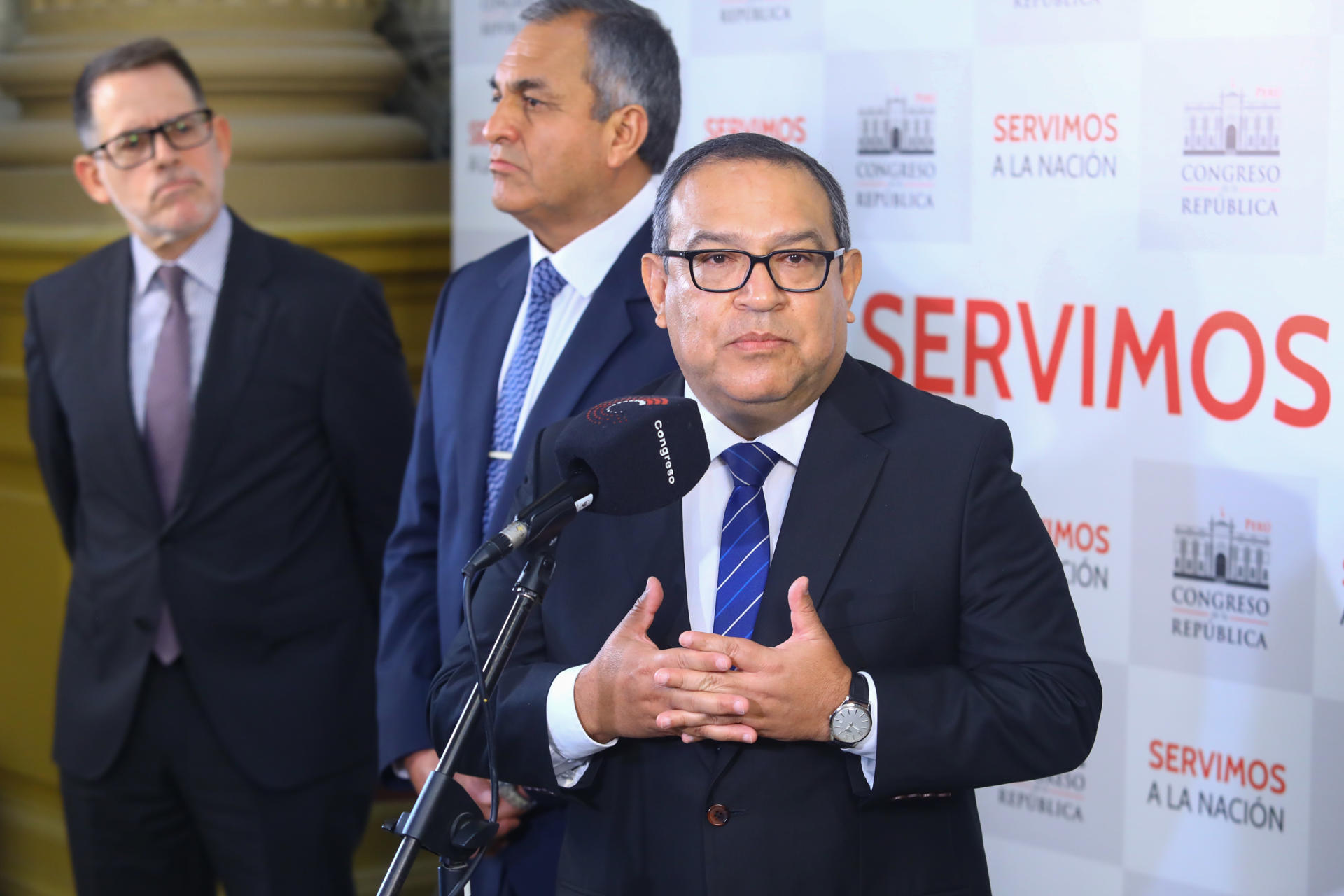 El presidente del consejo de ministros del Perú Alberto Otárola Peñaranda habla durante una reunión en el congreso, en Lima (Perú). EFE/ Congreso De La República
