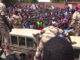 Foto de archivo. Manifestantes a favor del golpe de Estado en Níger el pasado domingo intentando, sin éxito, entrar en la Embajada de Francia en Niamey. EFE/Issa Ousseini