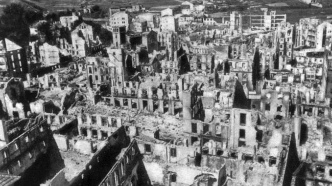 Foto de archivo ( 20/07/06) .- Imagen entregada por la Exposición Corresponsales en la Guerra Civil española en la cual se puede apreciar el estado en el que quedó la ciudad de Guernica arrasada tras el Bombardeo. EFE
