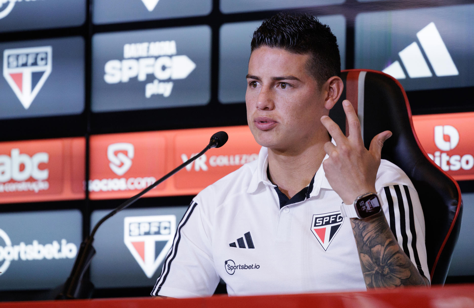 El futbolista colombiano James Rodríguez habla hoy, durante su presentación como nuevo jugador del club Sao Paulo, en Sao Paulo (Brasil). EFE/Isaac Fontana
