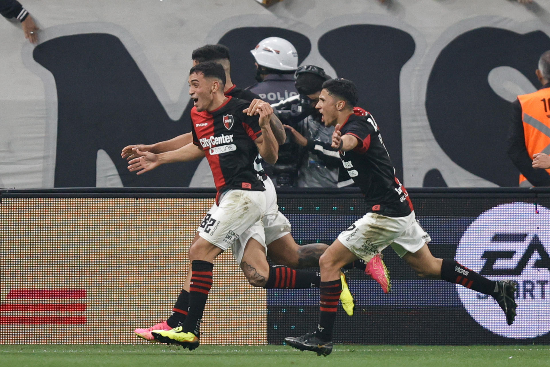 Marcos Portillo (i) de Newell's celebra su gol hoy, en un partido de los octavos de final de la Copa Sudamericana entre Corinthians y Newell's en el estadio Neo Química Arena en Sao Paulo (Brasil). EFE/ Isaac Fontana
