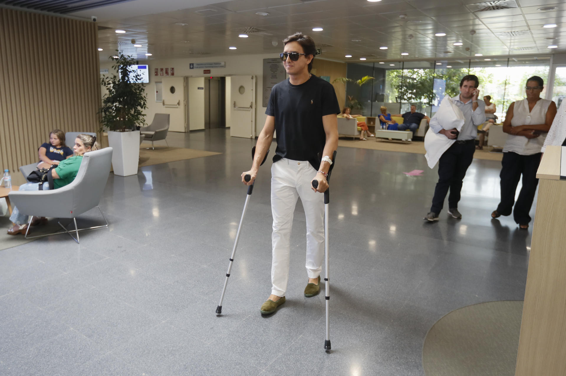 El torero peruano Roca Rey abandona este lunes, el hospital Viamed de Sevilla. EFE/ Jose Manuel Vidal
