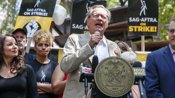 Lowell Peterson habla durante un mitin organizado por SAG-AFSTRA y Writers Guild of America (WGA) frente al Ayuntamiento de Nueva York, Nueva York, EE. UU. SAG-AFTRA. EFE/EPA/SARAH YENESEL
