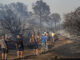 Vecinos y bomberos se afanan por apagar el incendio declarado esta tarde en el Paraje Natural de Las Canteras en Puerto Real (Cádiz).La AP-4, que une Cádiz con Sevilla, ha quedado cortada en ambos sentidos entre el kilómetro 104 y el 112 recomienda buscar vías alternativas, mientras que la circulación ferroviaria en este municipio está sufriendo retrasos. EFE/Román Ríos