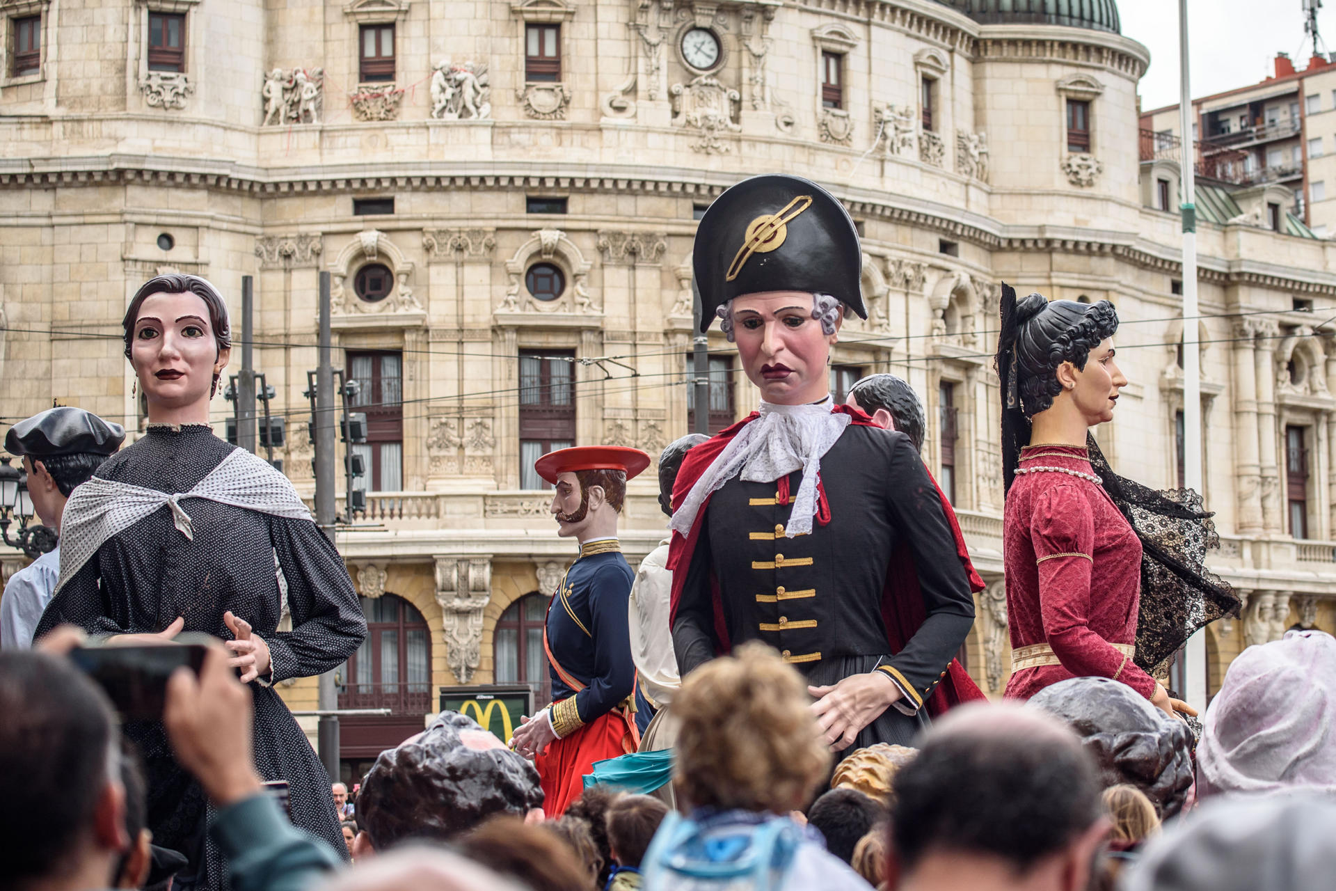 Concentración de gigantes y cabezudos, este domingo con motivo de la Aste Nagusia o Semana Grande de Bilbao. Bilbao despide este domingo la Aste Nagusia "más participativa y multitudinaria" de las celebradas hasta la fecha, ya que más de 1,8 millones de personas han disfrutado de nueve días de fiesta en los que la "diversión" y el "respeto" han sido los "verdaderos protagonistas". EFE/Javier Zorrilla
