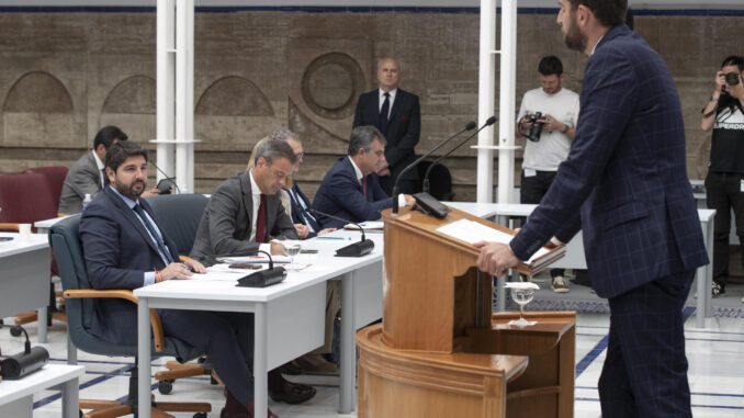 El presidente en funciones de Murcia, Fernando López Miras y el portavoz de Vox en el Parlamento murciano, José Ángel Antelo (d), en una imagen de archivo. EFE/Marcial Guillén
