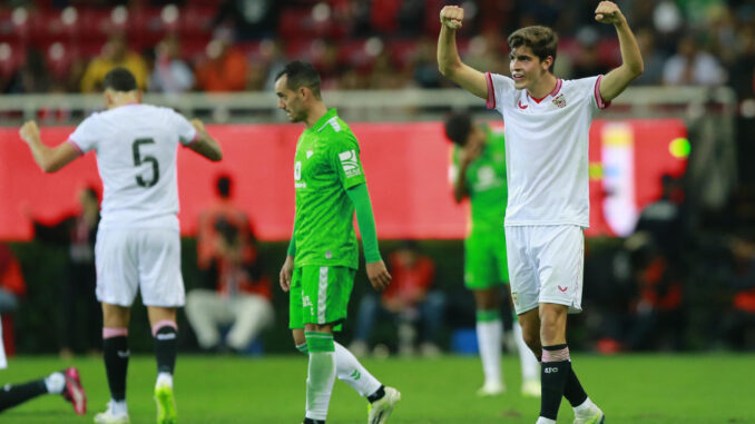 Jugadores del Sevilla celebran una anotación de Youssef En-Nesyri ante Real Betis, durante un partido de pretemporada de la Gira de Verano de LaLiga disputado en el estadio Akron, en Guadalajara, Jalisco (México). EFE/ Francisco Guasco
