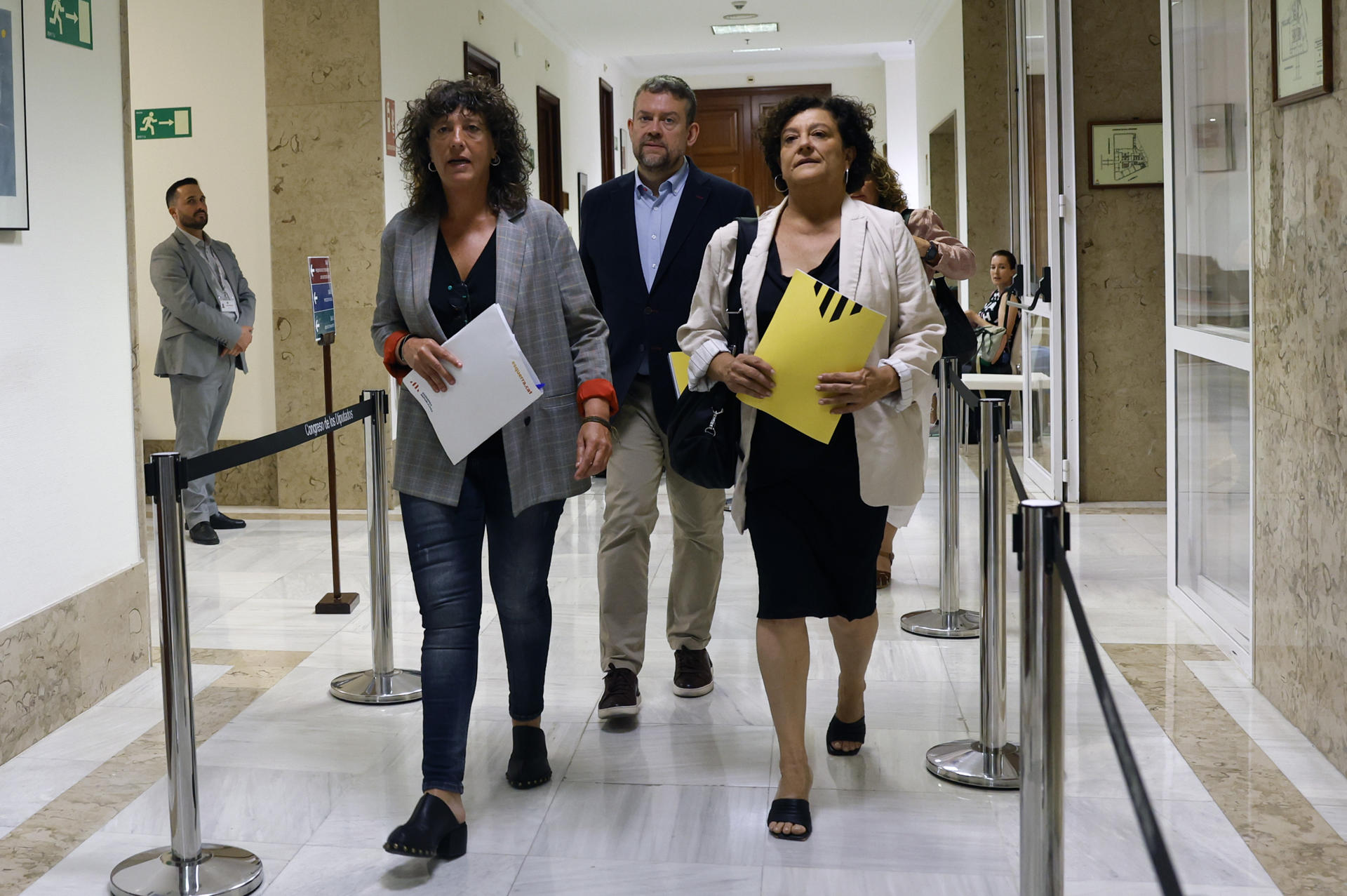 Los diputados de ERC Teresa Jordà (i), Francesc-Marc Álvaro y Pilar Vallugera (d) se dirigen a presentar las credenciales para recoger sus actas para la XV Legislatura, este jueves, en el Congreso de los Diputados. EFE/ J.J. Guillén
