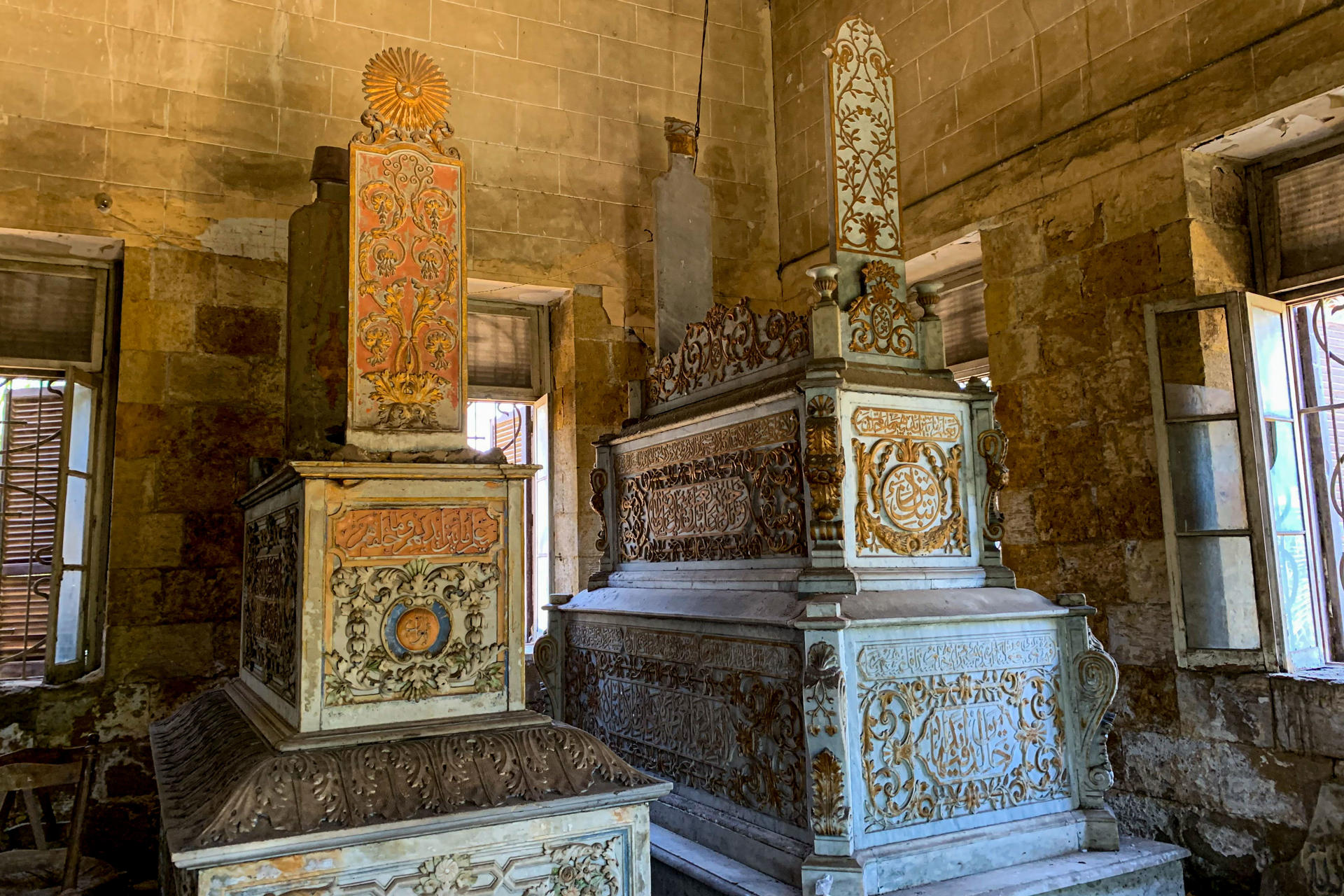 Conjunto de nichos en el mausoleo del príncipe Mohamed Fadel Pasha el Dramali, en el sur de la necrópolis de la Ciudad de los Muertos. EFE/Rosa Soto
