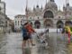 Varias personas caminan por una anegada plaza San Marcos de Venecia (Italia), este lunes 28 de agosto de 2023. Varias regiones del norte del país han sufrido fuertes tormentas estas últimas horas. EFE/ Andrea Merola