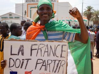 Un manifestante muestra una pancarta en la que se puede leer "Francia debe irse" durante unas protestas el 31 de julio de 2023 en Niamey. EFE/ISSIFOU DJIBO