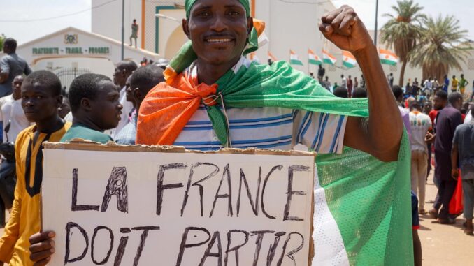 Un manifestante muestra una pancarta en la que se puede leer "Francia debe irse" durante unas protestas el 31 de julio de 2023 en Niamey. EFE/ISSIFOU DJIBO
