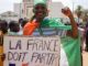 Un manifestante muestra una pancarta en la que se puede leer "Francia debe irse" durante unas protestas el 31 de julio de 2023 en Niamey. EFE/ISSIFOU DJIBO