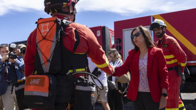 La ministra de Defensa en funciones, Margarita Robles, visitó este jueves las zonas afectadas por el incendio en Tenerife y a las unidades de la Base de "Los Rodeos", con la finalidad de reconocer y agradecer personalmente el esfuerzo realizado. EFE/ Miguel Barreto

