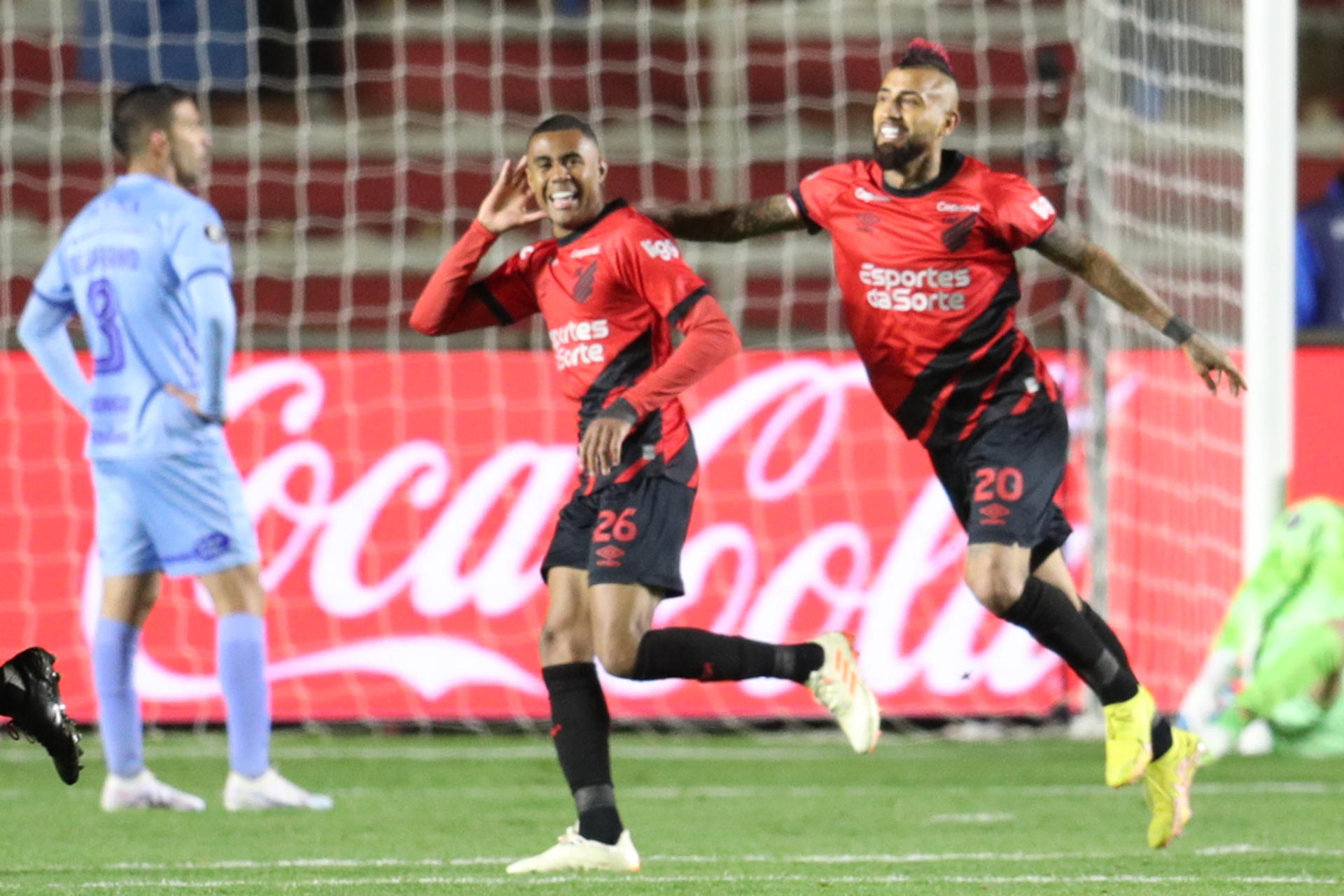 Erick (c) de Paranaense celebra su gol hoy, en un partido de los octavos de final de la Copa Libertadores entre Bolívar y Athletico Paranaenese en el estadio Hernando Siles en La Paz (Bolivia). EFE/ Luis Gandarillas
