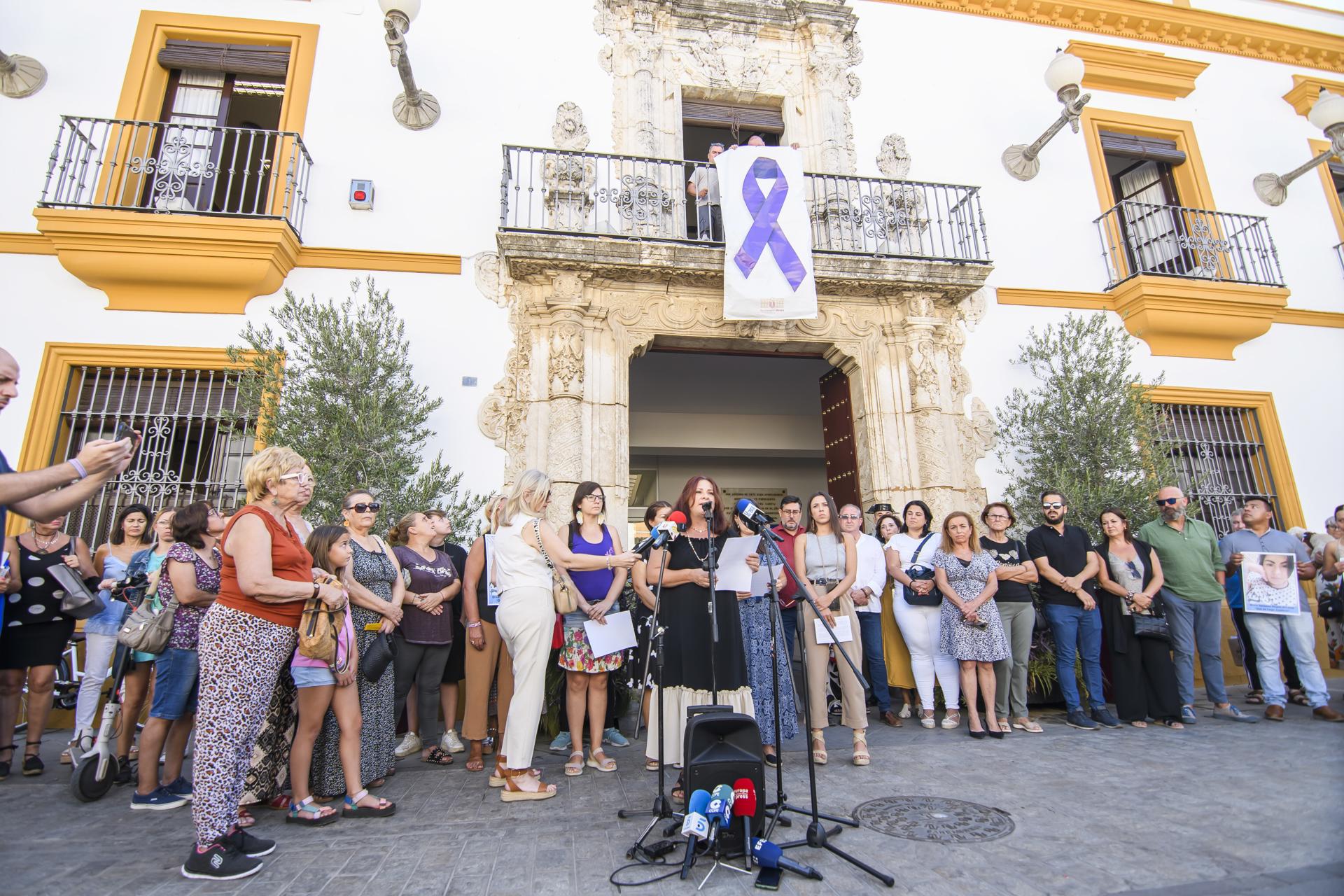 La alcaldesa en funciones de Utrera, Consuelo Navarro durante su intervención en las puertas del Ayuntamiento, tras el minuto de silencio en memoria de Erica Vanessa Reyes Álvarez, la joven nicaragüense de 22 años asesinada este lunes. EFE/ Raúl Caro.
