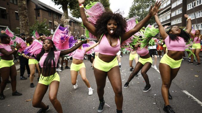 Grupo de danza en el carnaval londinense de Notting Hill, considerado el mayor festival callejero de Europa (Reino Unido, Londres) EFE/EPA/TOLGA AKMEN
