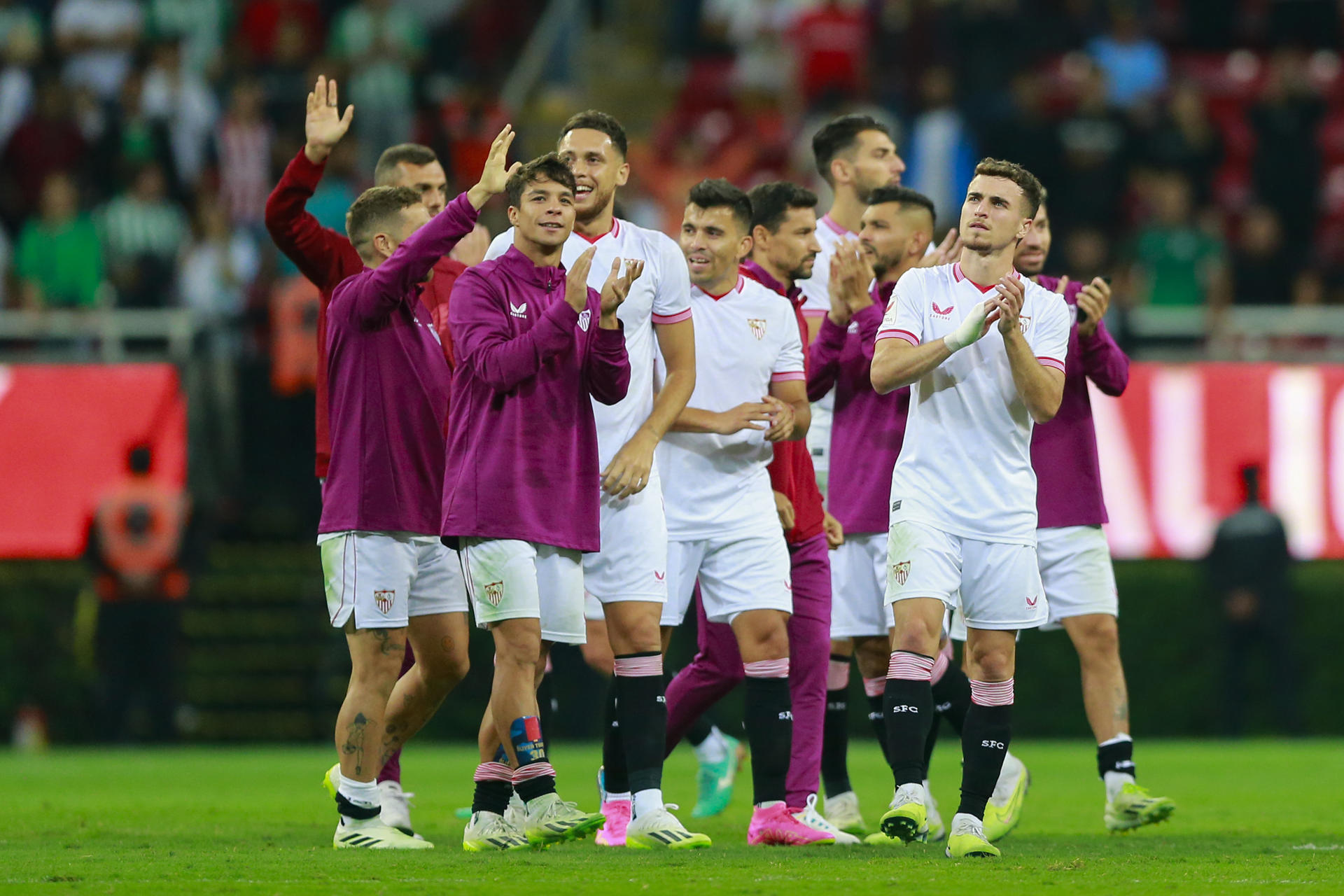 Jugadores del Sevilla celebran su triunfo ante el Real Betis, durante un partido de pretemporada de la Gira de Verano de LaLiga disputado en el estadio Akron, en Guadalajara, Jalisco (México). EFE/ Francisco Guasco
