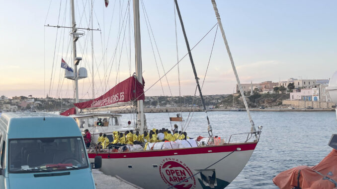 Imagen de archivo del velero Astral, de la ONG española Open Arms. EFE/ Gonzalo Sánchez
