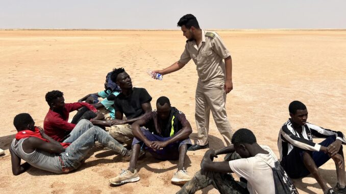 Imagen reciente de un grupo de migrantes subsaharianos en la frontera de Libia con Túnez. EFE/EPA/STR
