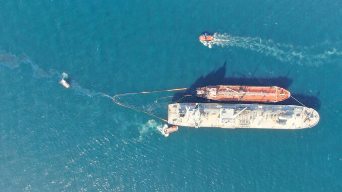 La Capitanía Marítima de Gibraltar ha suspendido esta mañana las operaciones en su puerto tras un vertido de fuel en la Bahía de Algeciras ocurrido tras un accidente durante un trasvase de petróleo entre dos buques ("bunkering") frente al Peñón. Según han informado a Efe fuentes del Gobierno gibraltareño, la Autoridad Portuaria de Gibraltar ha puesto en marcha su plan de contingencia para vertidos de petróleo junto con el Departamento de Medio Ambiente y actualmente se están llevando a cabo operaciones de respuesta. EFE/Gobierno de Gibraltar***SOLO USO EDITORIAL/SOLO DISPONIBLE PARA ILUSTRAR LA NOTICIA QUE ACOMPAÑA (CRÉDITO OBLIGATORIO)***
