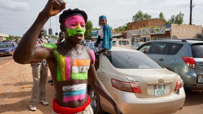 Un simpatizante de las fuerzas armadas con su cuerpo pintado con las banderas de Níger y Rusia durante un mitin en Niamey, Níger, el 06 de agosto de 2023, (emitido el 07 de agosto de 2023). Miles de partidarios de la junta se reunieron el fin de semana en un estadio para mostrar su apoyo al golpe militar antes de la fecha límite dada por la Comunidad Económica de los Estados de África Occidental (CEDEAO) para liberar y reinstalar al presidente Mohamed Bazoum, elegido democráticamente. EFE/issifou Djibo
