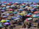 Vista de la playa de la Barceloneta hoy martes en plena ola de calor que azota a España. Este martes las altas temperaturas, de hasta 42 grados, siguen golpeando especialmente al nordeste, centro y franja occidental. EFE/Alejandro García