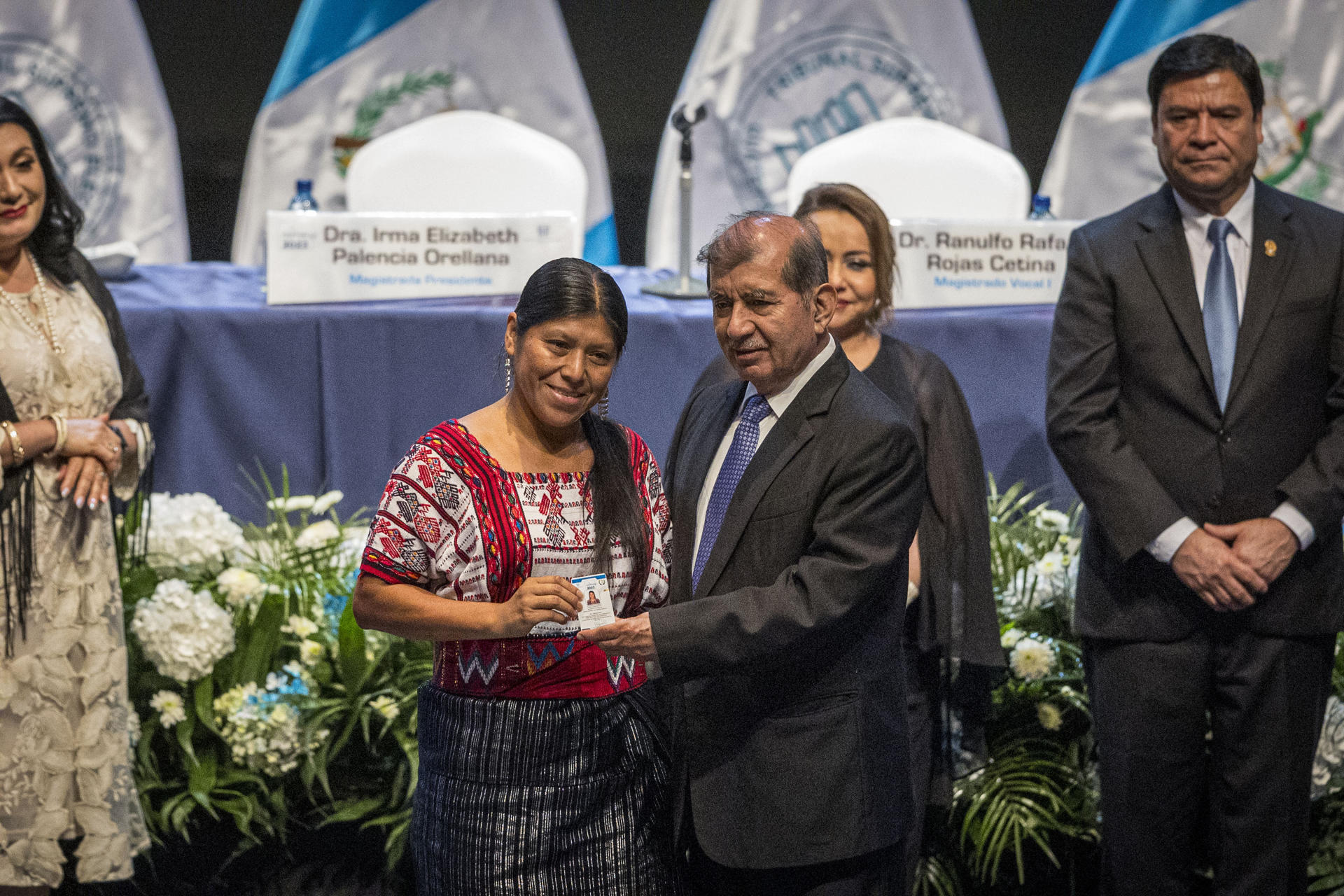 La diputada Sonia Gutiérrez recibe su credencial como diputada del partido Winaq en Ciudad de Guatemala (Guatemala). EFE/ Esteban Biba
