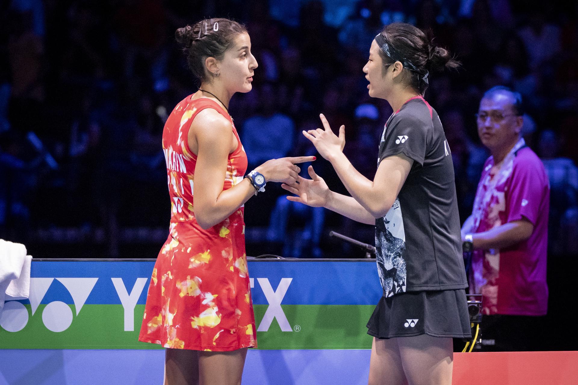 La coreana An Se Young (d) y la española Carolina Marin dialogan en la pista. EFE/EPA/Mads Claus Rasmussen
