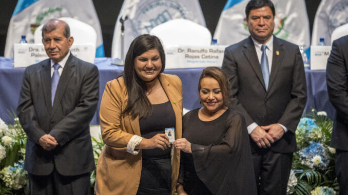 La diputada Andrea Reyes recibe su credencial como diputada del partido Movimiento Semilla en Ciudad de Guatemala (Guatemala). EFE/ Esteban Biba
