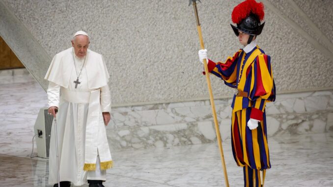 El papa Francisco a su llegada a la audiencia general semanal de este miércoles en el Vaticano. EFE/Giuseppe Lami
