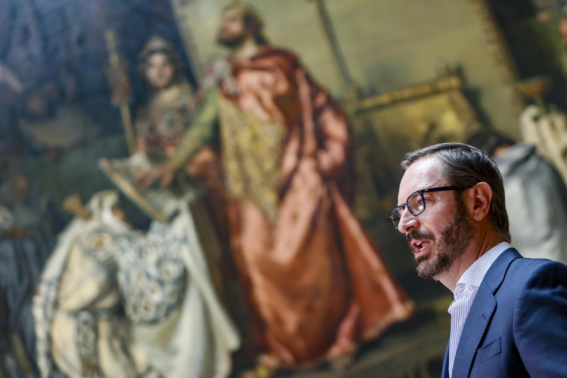 El vicepresidente primero del Senado, Javier Maroto, ofrece una rueda de prensa después de la primera reunión de la Mesa del Senado tras la constitución de las Cortes de la XV Legislatura, en la cual deberá dar el visto bueno a la conformación de grupos parlamentarios registrados en la Cámara Alta, este martes. EFE/ Mariscal
