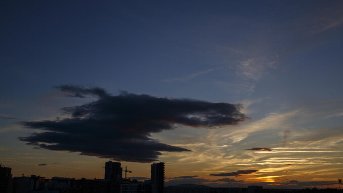 Fotografía del atardecer con nubes en Zaragoza (Aragón).. EFE/ JAVIER BELVER
