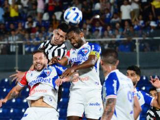 Enso González (i, arriba) de Libertad disputa el balón con Tinga (c) de Fortaleza en un partido de los octavos de final de la Copa Sudamericana entre Libertad y Fortaleza en el estadio Defensores del Chaco en Asunción (Paraguay). EFE/ Daniel Piris