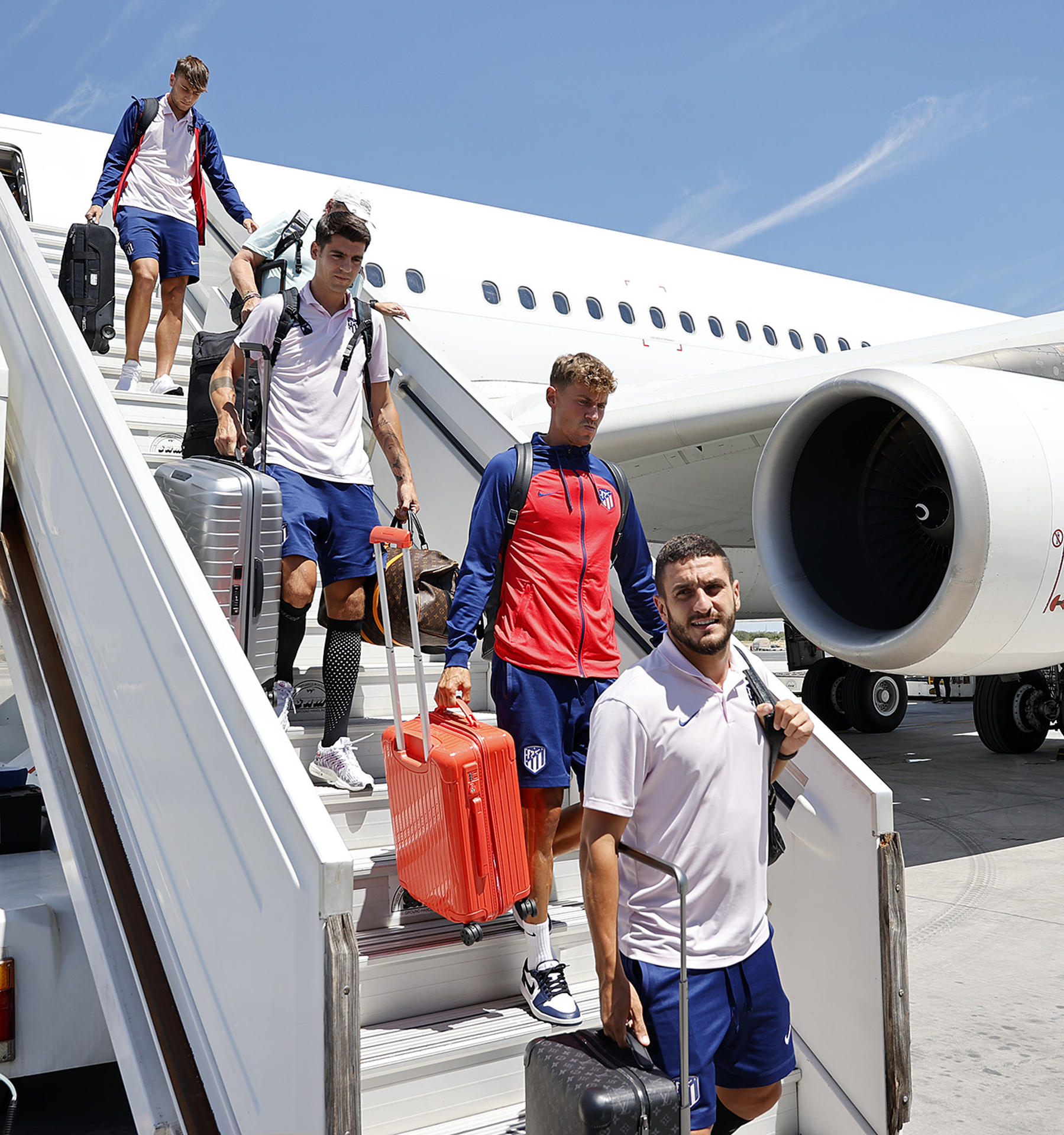 Los jugadores del Atlético de Madrid a su llegada este lunes a Monterrey, en México, donde el próximo miércoles se enfrentarán en un amistoso a la Real Sociedad en "LaLiga Summer Tour". EFE/Atlético de Madrid ***SÓLO USO EDITORIAL, PERMITIDO SU USO SÓLO EN RELACIÓN A LA INFORMACIÓN QUE APARECE EN EL PIE DE FOTO (CRÉDITO OBLIGATORIO)***
