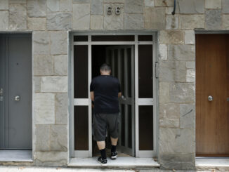 Vista del portal del inmueble situado en el número 66 de la calle Sant Iscle de Barcelona, en el distrito de Nou Barris, donde se halla la vivienda en la que un hombre de 34 años mató en la madrugada del domingo a su pareja, una mujer de 29 años, a cuchilladas. EFE/ Andreu Dalmau