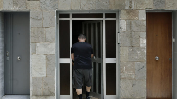 Vista del portal del inmueble situado en el número 66 de la calle Sant Iscle de Barcelona, en el distrito de Nou Barris, donde se halla la vivienda en la que un hombre de 34 años mató en la madrugada del domingo a su pareja, una mujer de 29 años, a cuchilladas. EFE/ Andreu Dalmau
