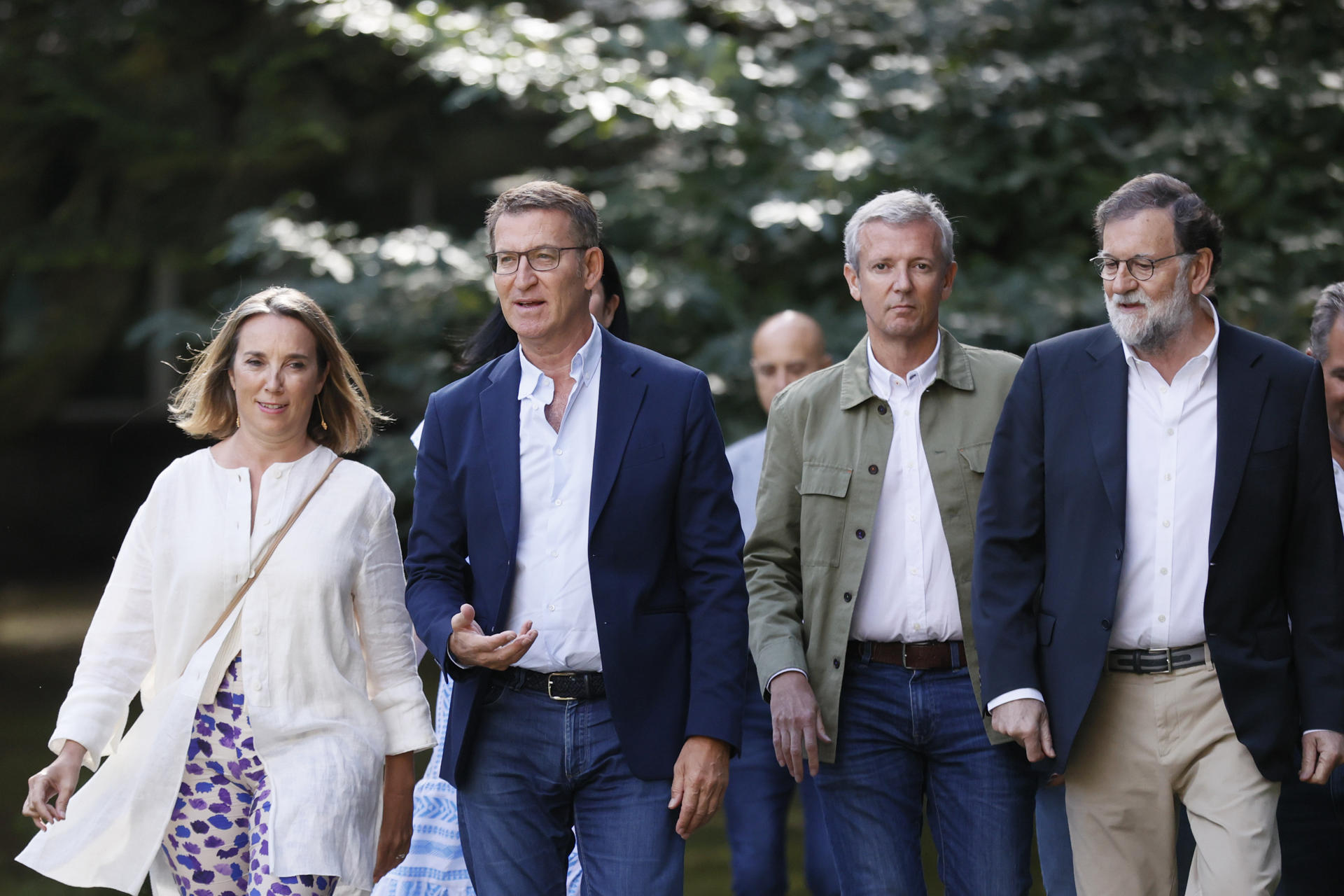 El presidente del Partido Popular, Alberto Núñez Feijóo, acompañado por el presidente de la Xunta, Alfonso Rueda, (3i), Cuca Gammara (i) y Mariano Rajoy (d) en la inauguración el curso político del PP ante el Castillo de Soutomaior, esta mañana en la localidad ponteveresa.- EFE/Lavandeira jr
