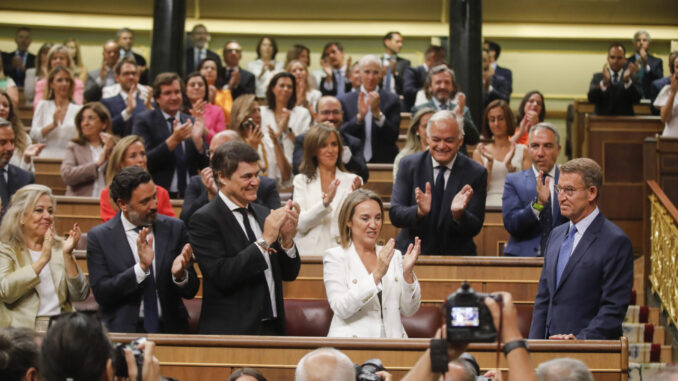 Los diputados del PP aplauden a su líder Alberto Núñez Feijóo (d) a su llegada al Congreso de los Diputados para asistir a la votación de la mesa y el acatamiento de la Constitución, este jueves en Madrid. EFE/Juan Carlos Hidalgo
