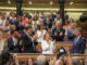 Los diputados del PP aplauden a su líder Alberto Núñez Feijóo (d) a su llegada al Congreso de los Diputados para asistir a la votación de la mesa y el acatamiento de la Constitución, este jueves en Madrid. EFE/Juan Carlos Hidalgo