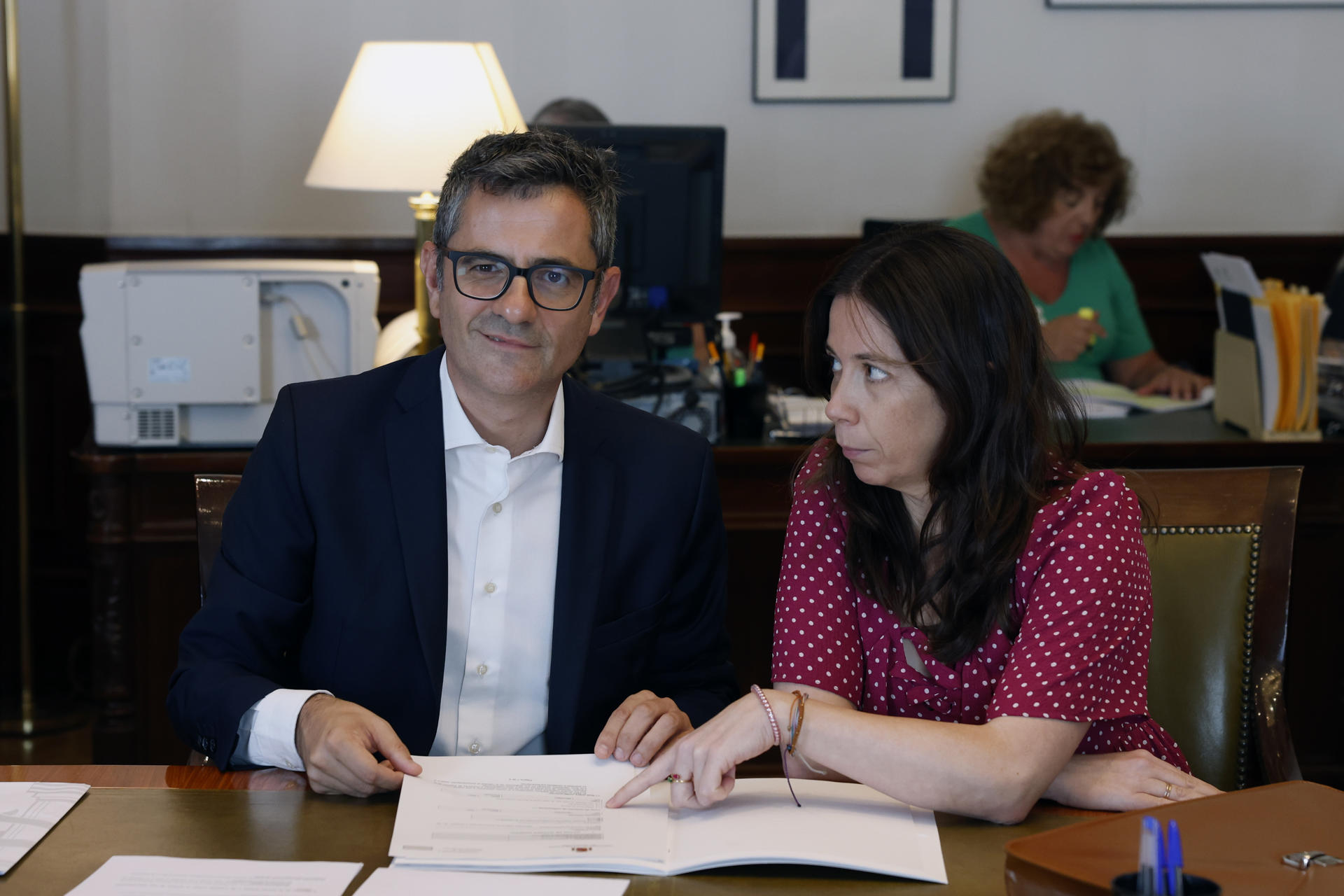 El ministro de la Presidencia en funciones, Félix Bolaños (i), entrega sus credenciales este jueves durante una nueva jornada de entrega de actas a los diputados para la XV Legislatura en el Congreso de los Diputados. EFE/ J.J. Guillén
