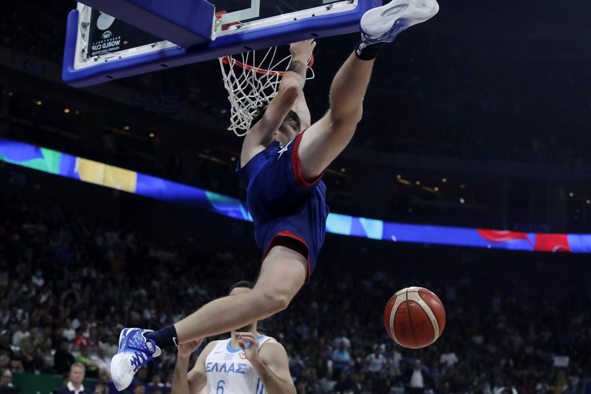 El estadounidense Austin Reaves (c)machaca el aro durante el partido ante Grecia. en Manila, Filipinas. EFE/EPA/FRANCIS R. MALASIG
